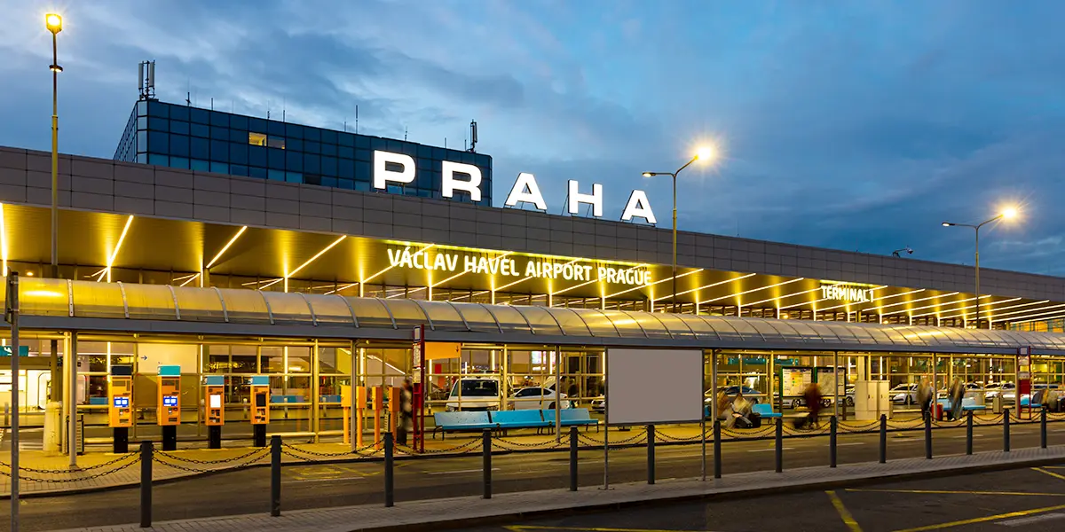 Eingang des Flughafen Prag bei Dämmerung