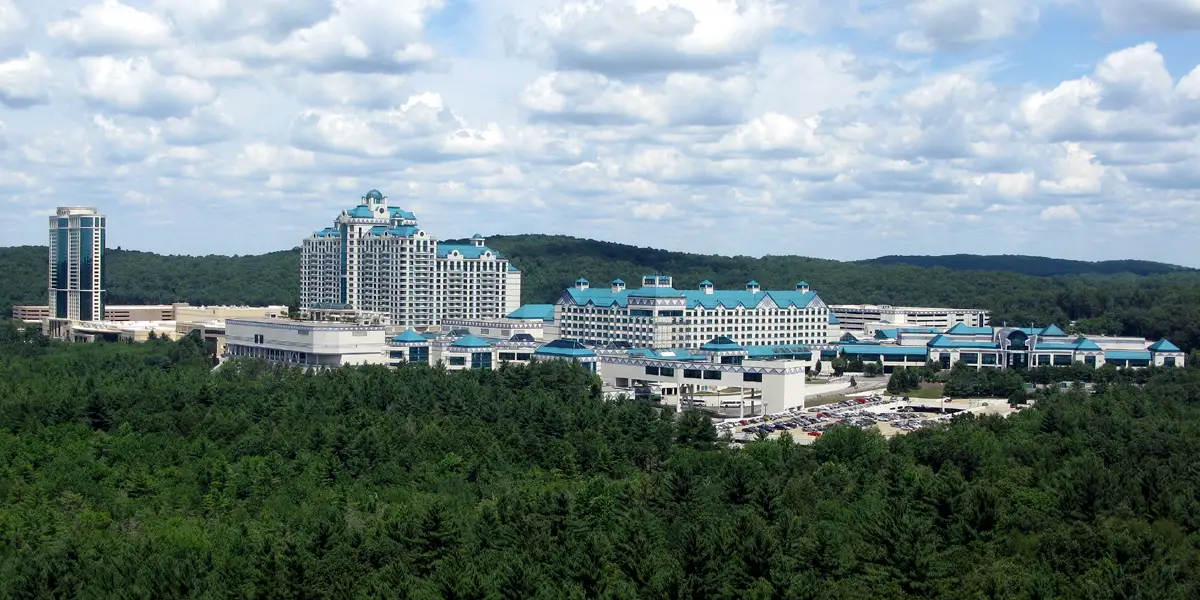 Foxwoods Resort Casino umgeben von Wäldern
