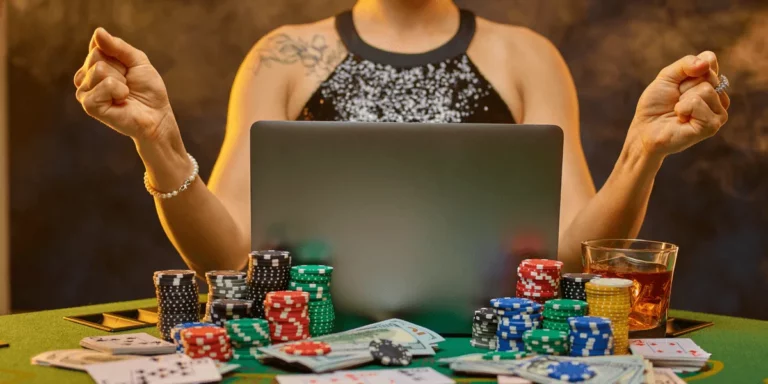 Frau mit Laptop umgeben von Casino-Chips