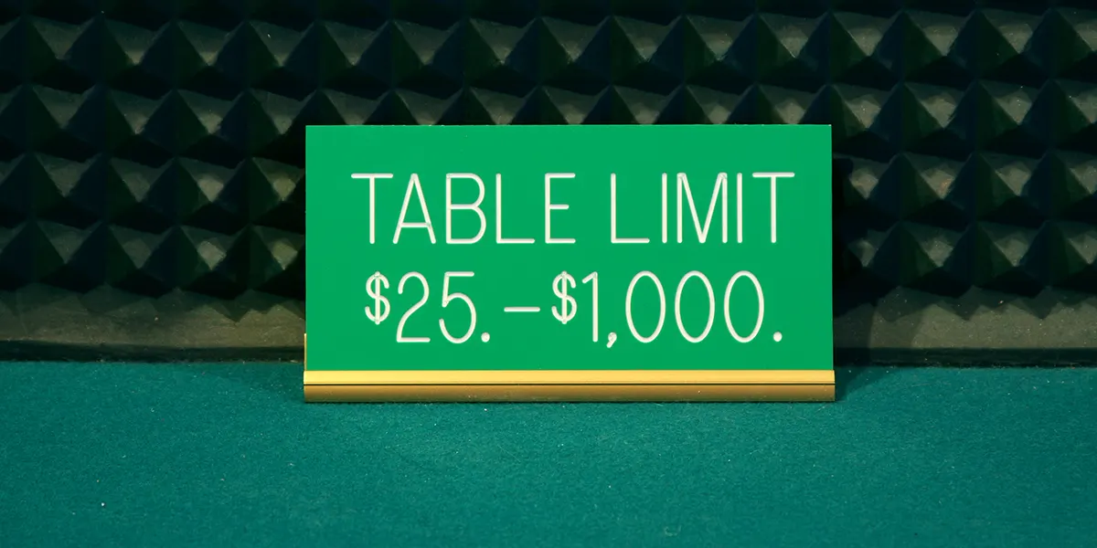 Schild mit Aufschrift "Table Limit $25 - $1000"