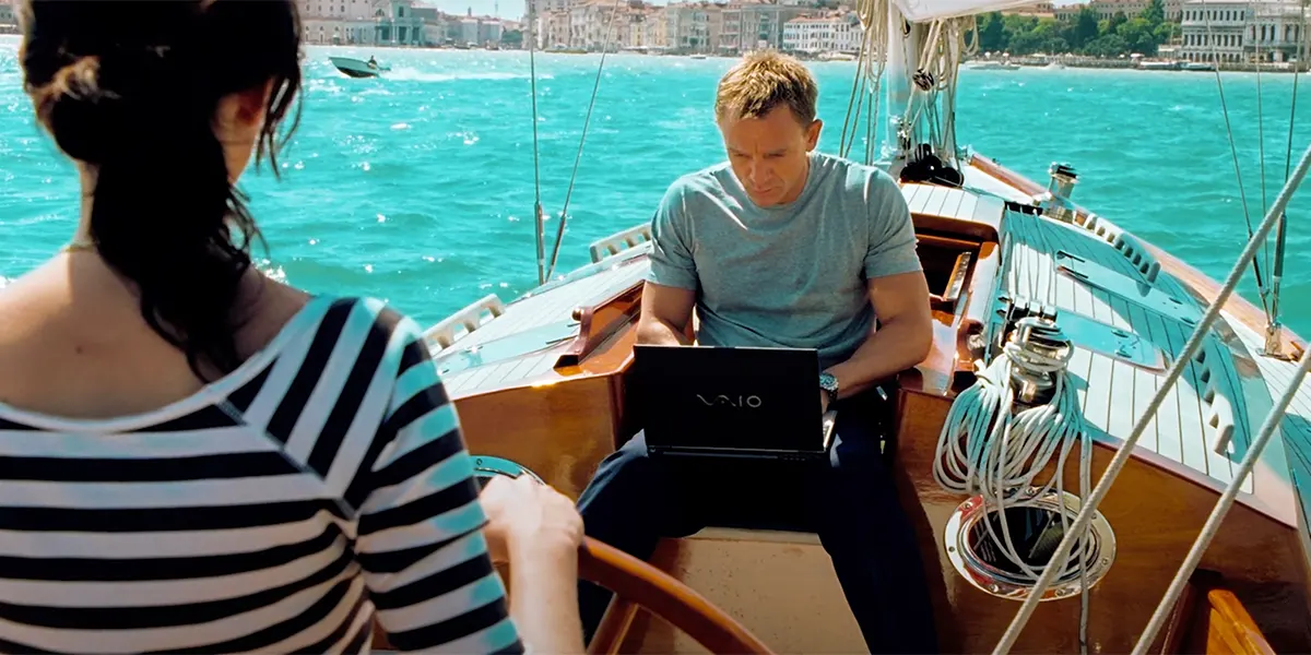 James Bond mit Laptop auf Boot in Venedig