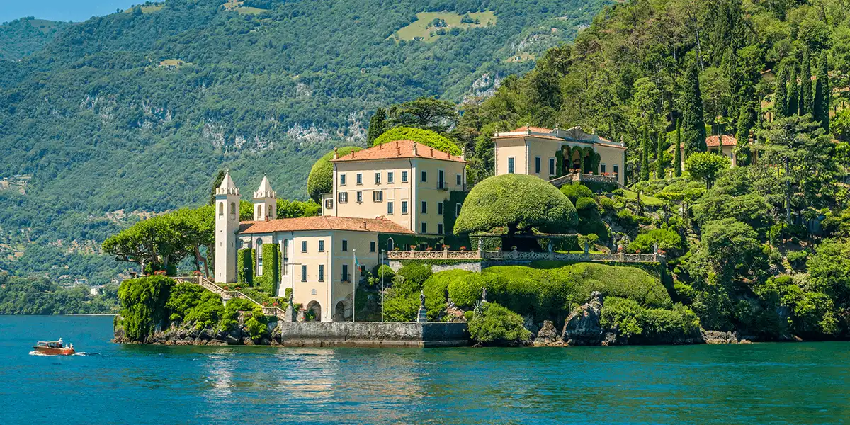 Außenansicht der Villa del Balbianello in Italien