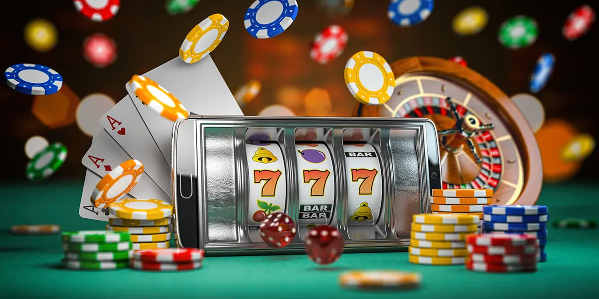 Casino Tisch mit Slot Machine, Roulette, Spielkarten und herabfallenden Pokerchips