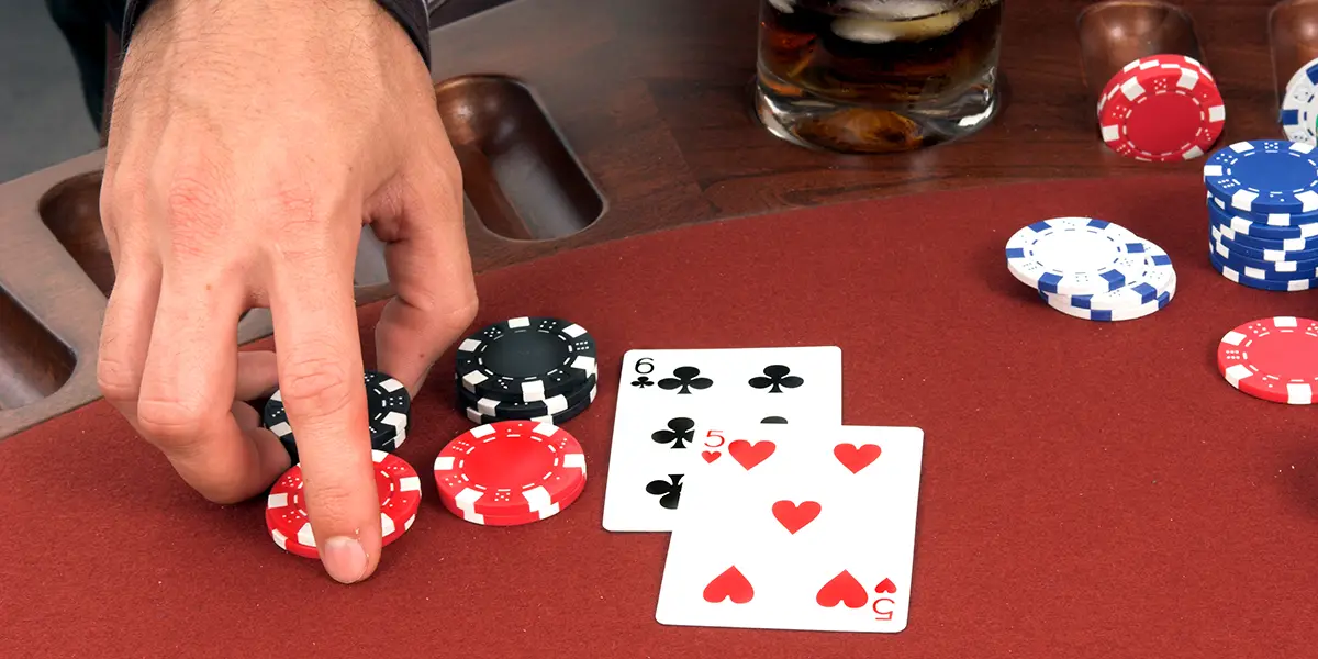 Spieler verdoppelt Einsatz beim Blackjack