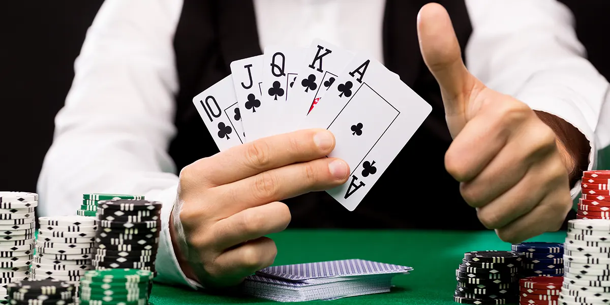 Poker Spieler mit einem Royal Flush