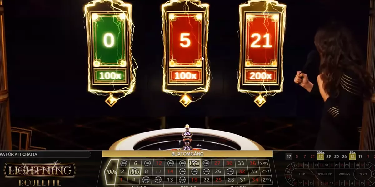 Moderatorin zeigt 3 Multiplikatoren beim Lightning Roulette