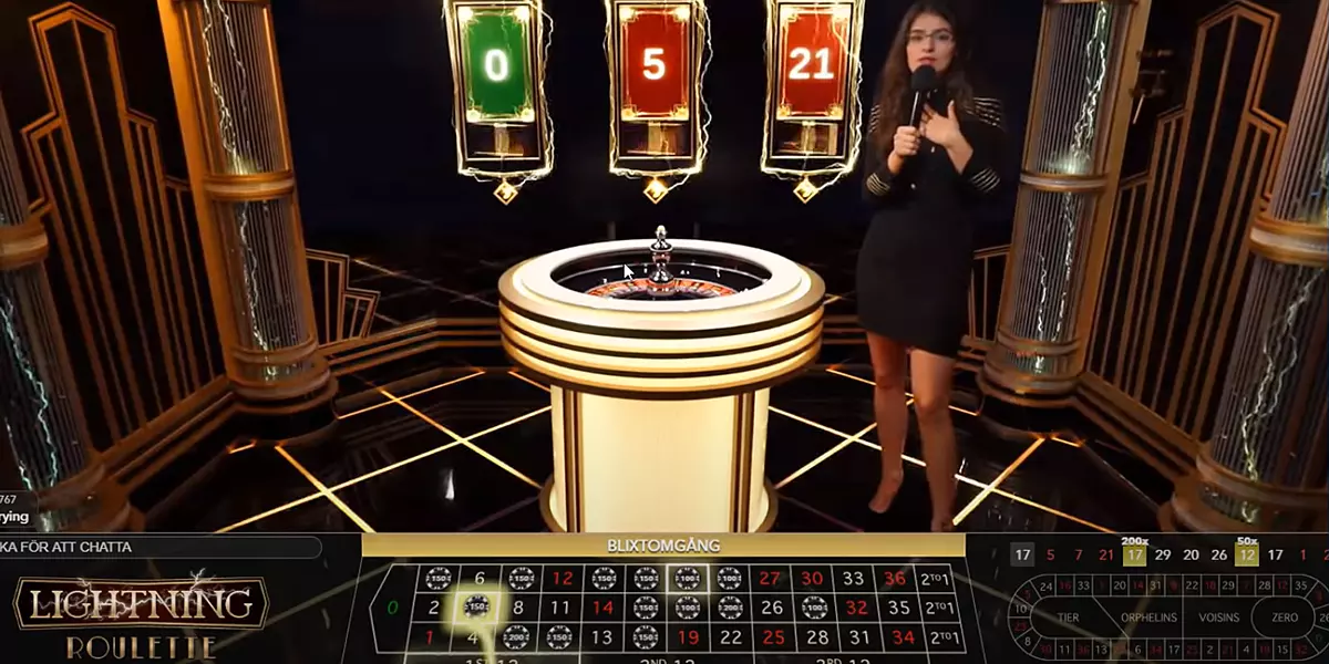 Lightning Roulette Kulisse mit Moderatorin und 3 Multiplikatoren im Hintergrund angezeigt