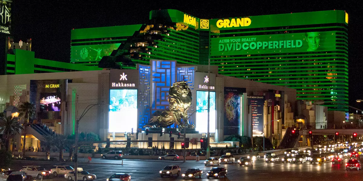 Außenansicht des MGM Grand Hotels in Las Vegas bei Nacht
