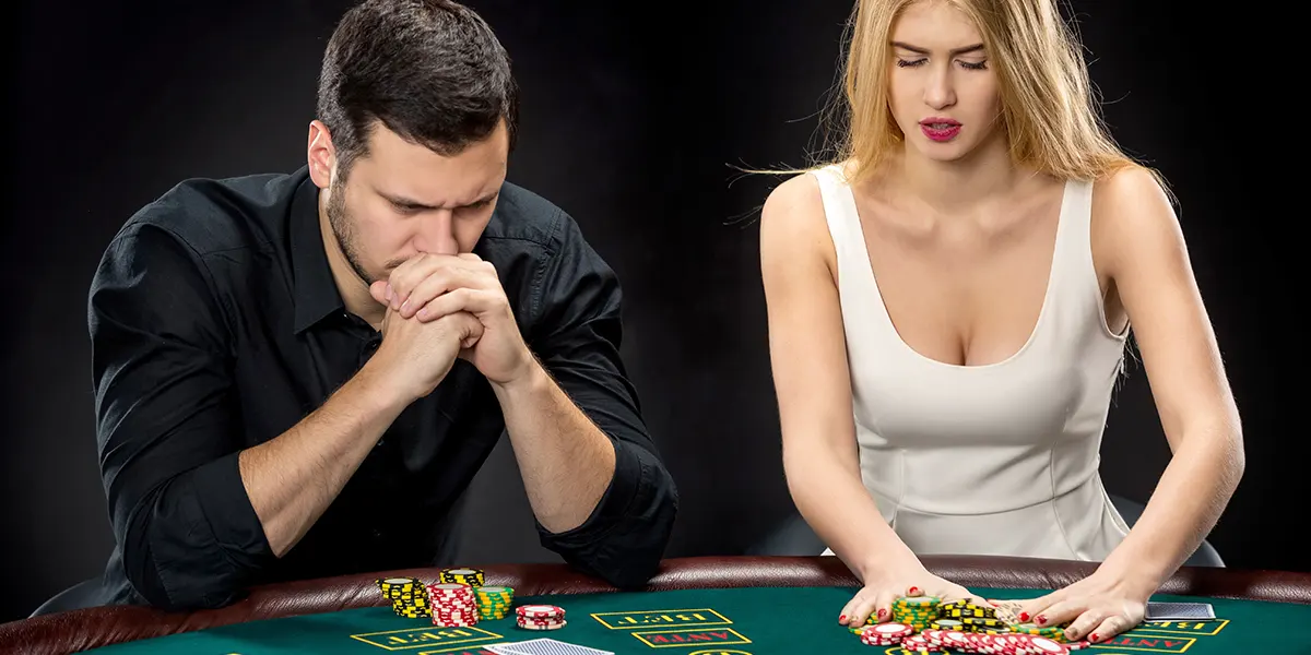 Ein frustriertes Pärchen beim Poker-Spielen geht All-in