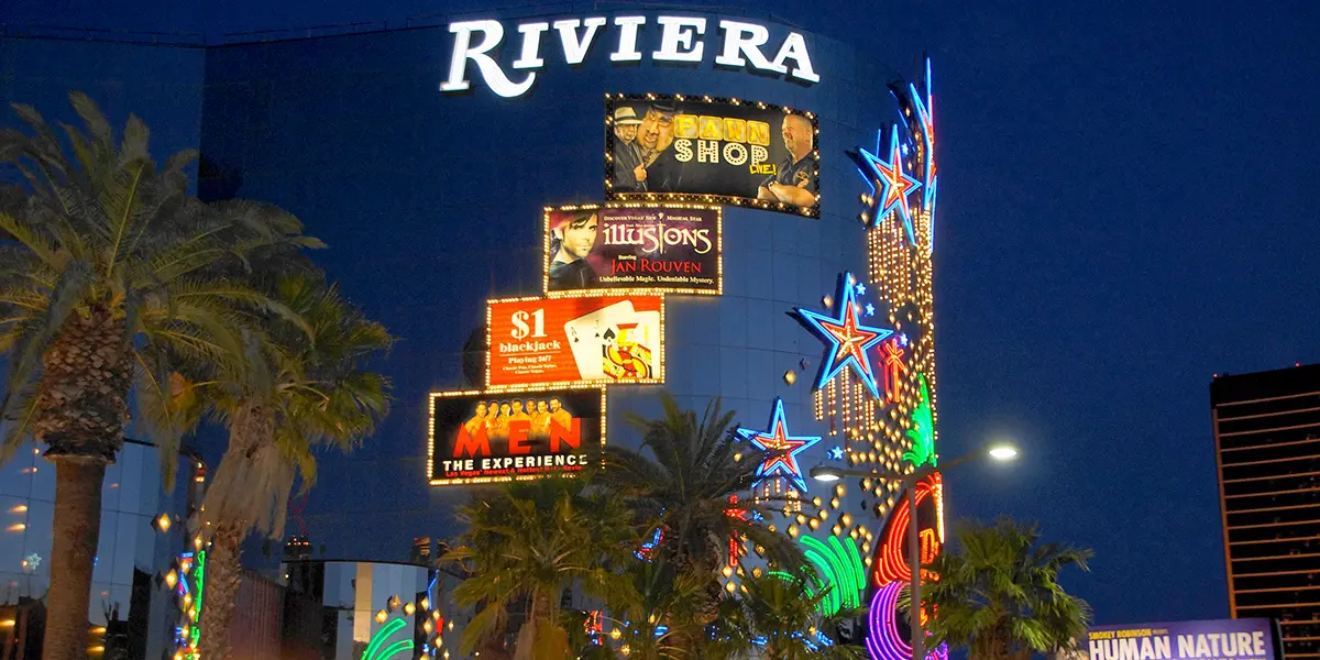 Außenansicht des Riviera Hotels und Casinos bei Nacht