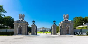 Einfahrt zum Casino Austria Salzburg im Schloss Kleßheim