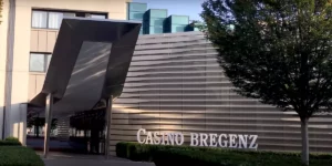 Der Eingang des Casinos Bregenz