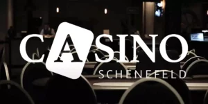 Logo des Casinos Schenefeld mit Pokertischen im Hintergrund