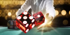 Mann wirft Würfel am Craps-Tisch im Casino