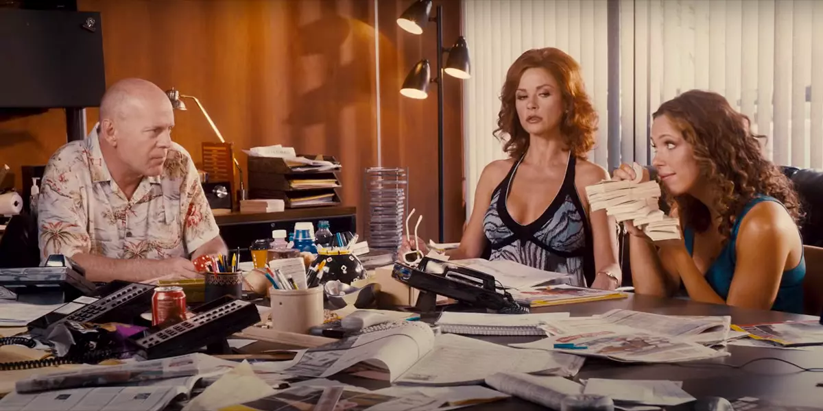Bruce Willis, Rebecca Hall und Catherine Zeta Jones in einem Büro
