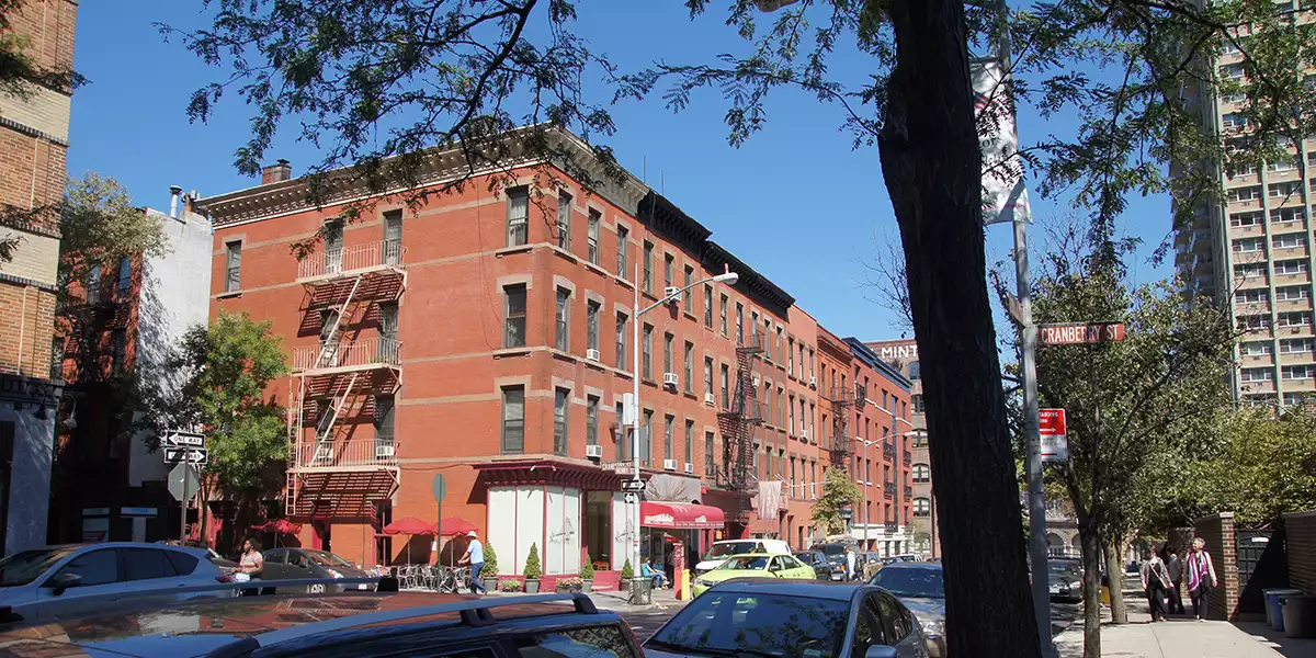 Rote Steingebäude in der Cranberrry Street in New York