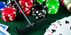 Pokertisch mit Chips, Spielkarten und Rake