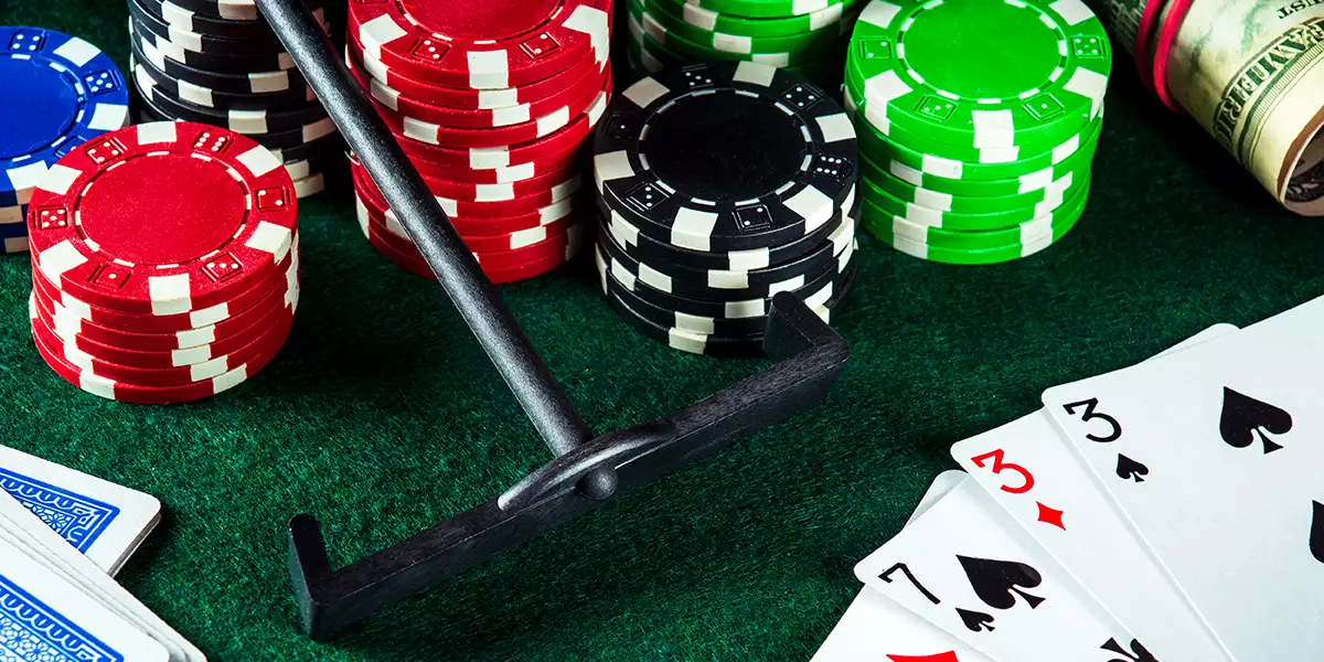 Pokertisch mit Chips, Spielkarten und Rake