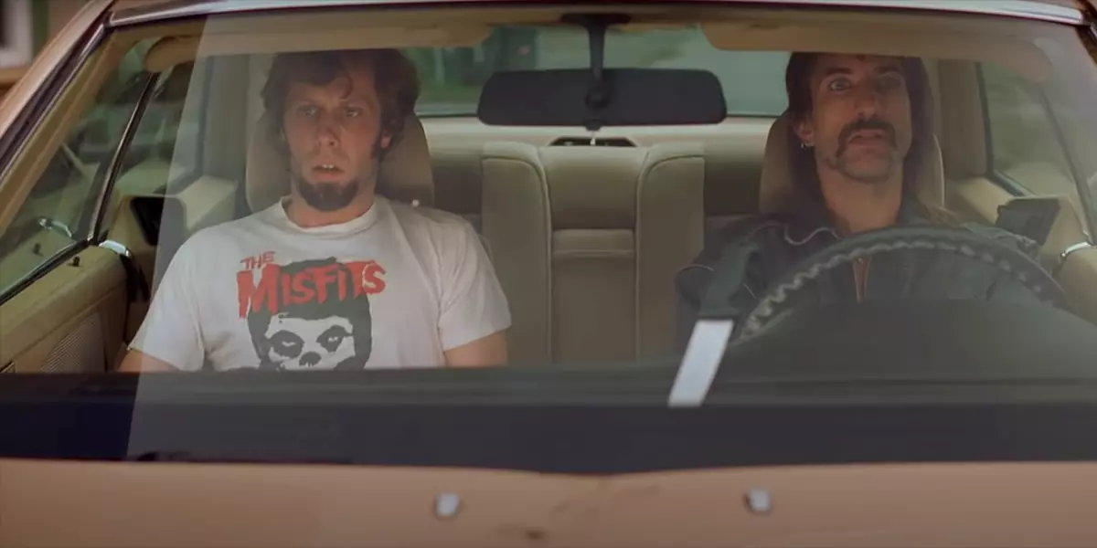 Ralf Richter und Oliver Korritke angespannt nebeneinander im Auto sitzend