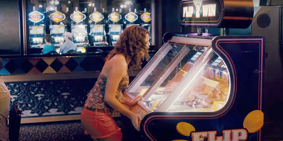 Rebecca Hall spielt an Spielautomat