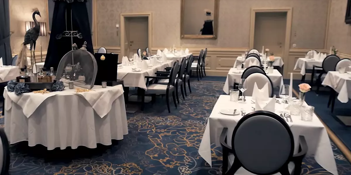 Elegant gedeckte Tische im Restaurant des Casino Australia Salzburg