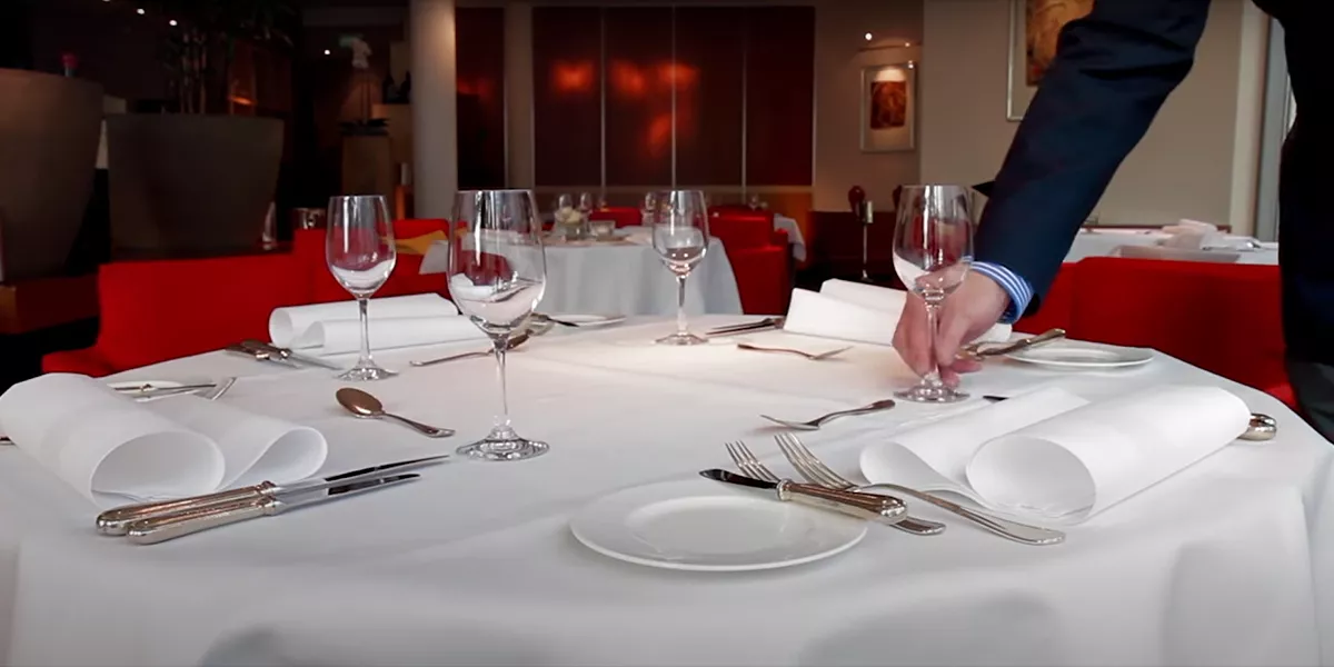 Kellner deckt Tisch im Restaurant des Casino Hohensyburg ein