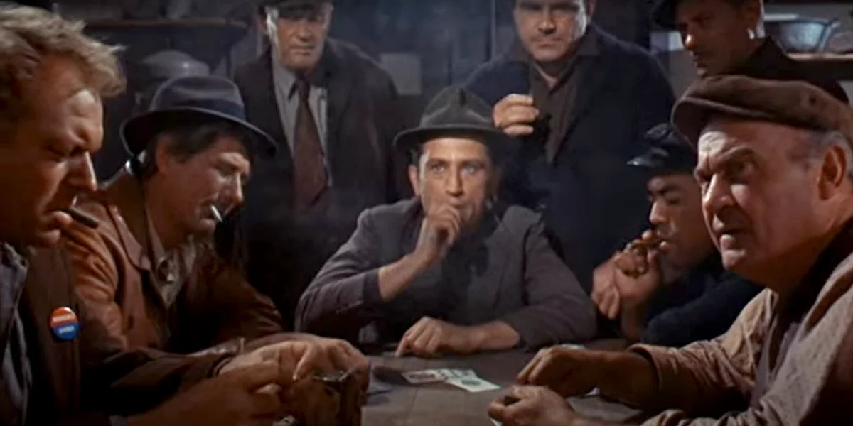 Runde von rauchenden Männern in Arbeiterkleidung beim Pokern