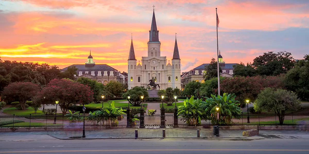 Der Jackson Square in New Orleans bei Sonnenuntergang mit der St. Louis Cathedral im Hintergrund