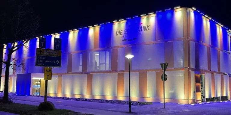 Die Spielbank Braunschweig blau beleuchtet von außen bei Nacht