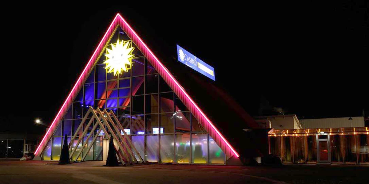 Der pyramidenförmige, beleuchtete Eingang der Spielbank Leuna bei Dunkelheit
