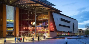 Die Spielbank Berlin Potsdamer Platz von außen bei Dämmerung