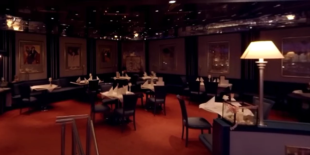 Elegantes Restaurant mit schwarzen Möbeln und rotem Teppich