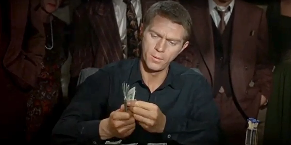 Steve McQueen beim Poker-Einsatz tätigen