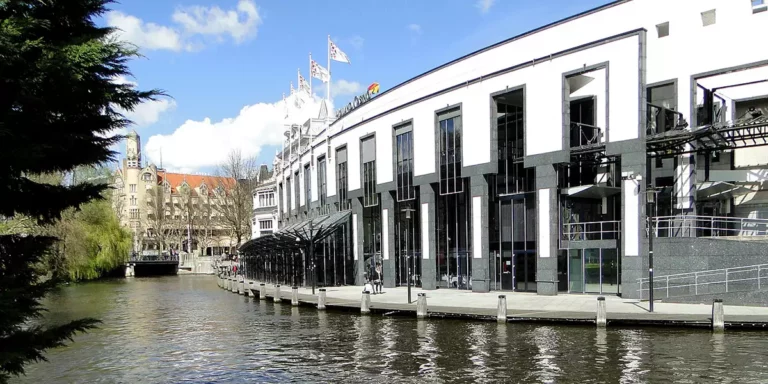 Das direkt am Wasser gelegene Casino Amsterdam Centrum von außen