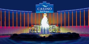 Das bunt beleuchtete Casino Ragaz von außen mit Springbrunnen davor