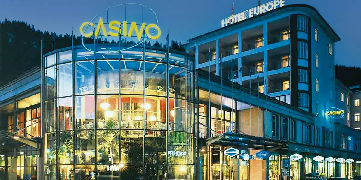 Das beleuchtete Casino Davos bei Dunkelheit