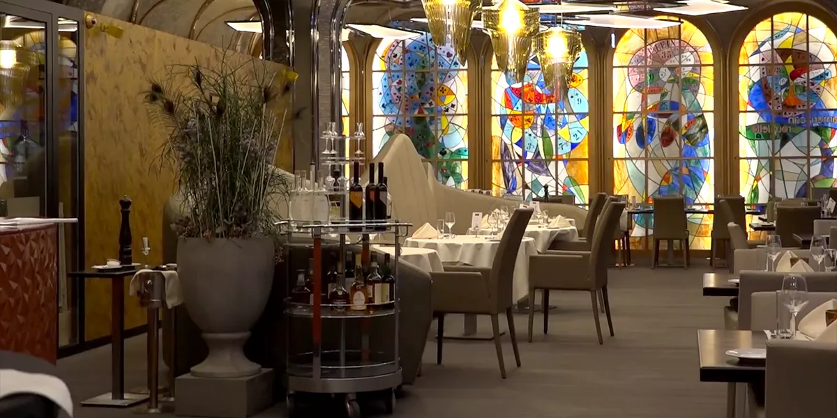 Der Restaurantbereich des Casinos Graz mit elegant gedeckten Tischen