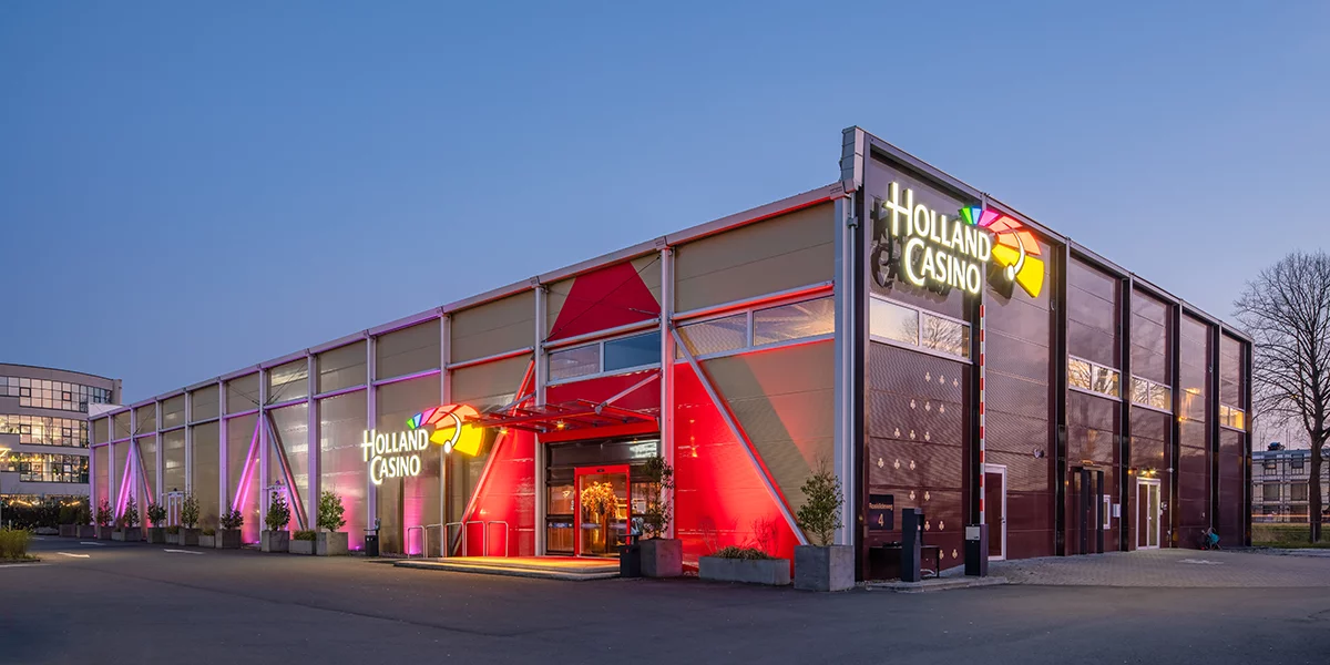 Das bunt beleuchtete Holland Casino Groningen von außen