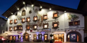 Das beleuchtete Casino Kitzbühel von außen bei Nacht