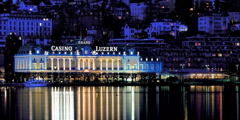 Das beleuchtete und am Wasser gelegene Casino Luzern bei Ddunkelheit
