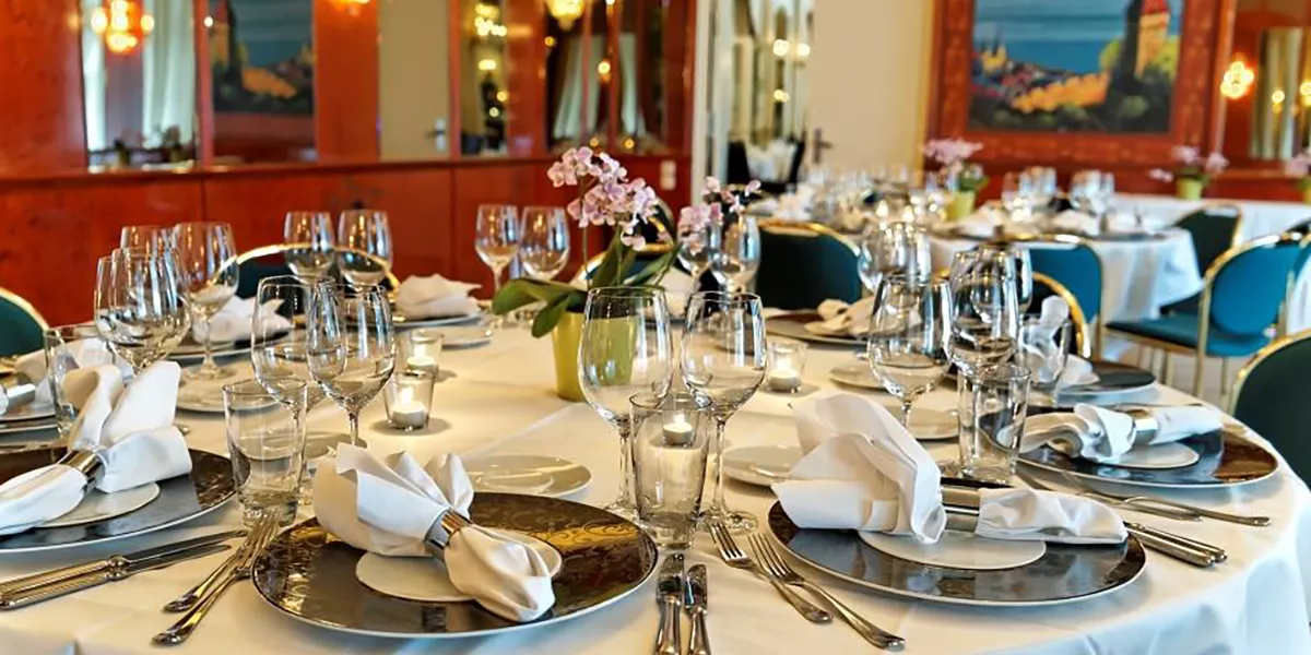 Elegant eingedeckte Tische im Restaurant des Casinos Luzern