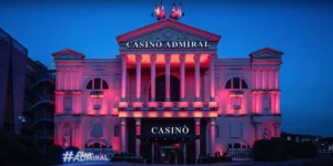 Das beleuchtete Casino Mendrisio bei Dunkelheit
