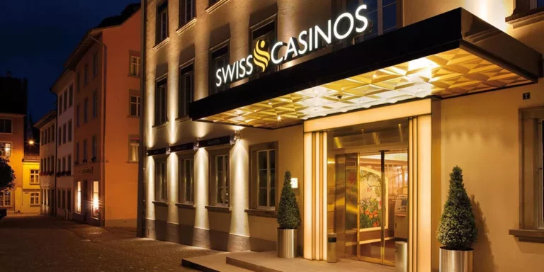Der beleuchtete Eingang zum Casino Schaffhausen