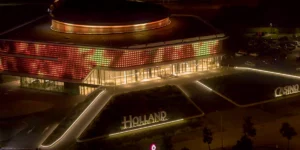 Das beleuchtete Casino Venlo von außen bei Nacht