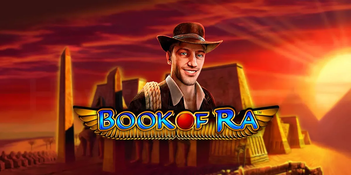 Book of Ra Titelfigur mit Pyramiden im Hintergrund