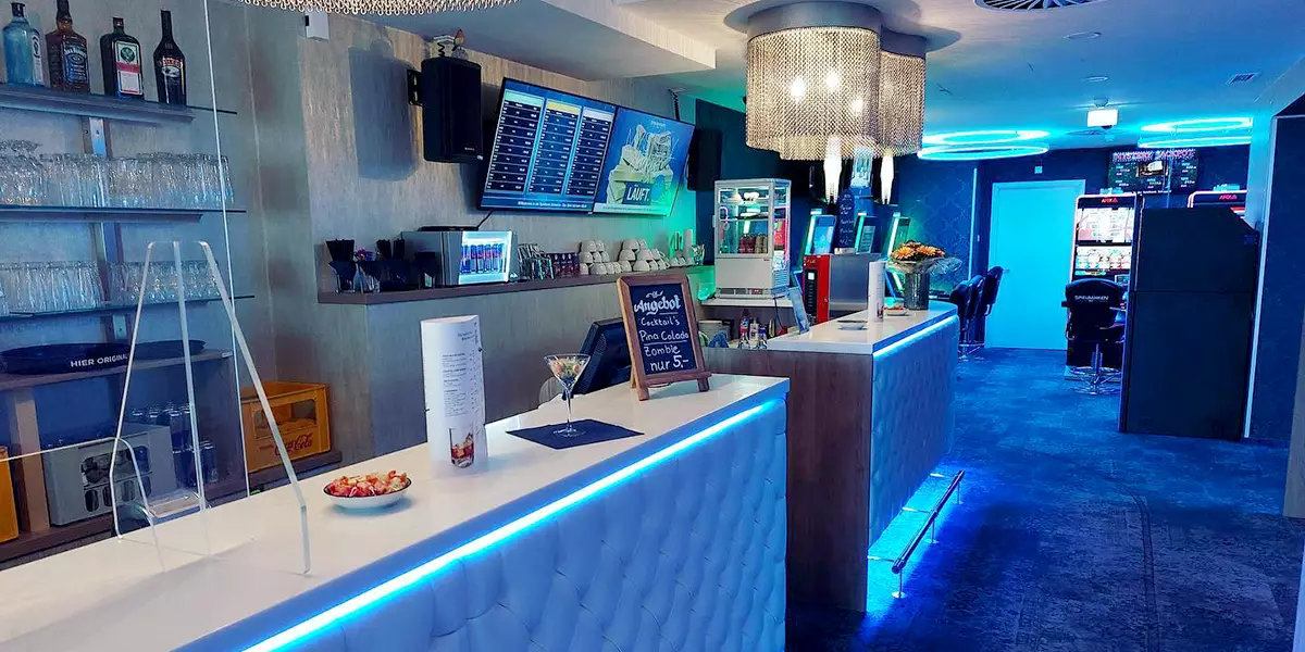 Die blau beleuchtete Bar der Spielbank Schwerin