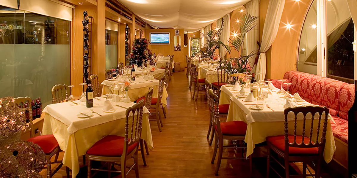 Elegant gedeckte Tische im Restaurant des Casinos Adeje