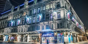 Das beleuchtete Casino Brüssel von außen bei Dunkelheit