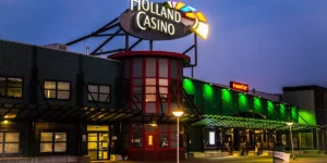 Das Casino Leeuwarden von außen bei Dämmerung