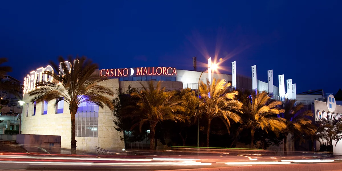 Das beleuchtete Casino Mallorca bei Nacht von außen